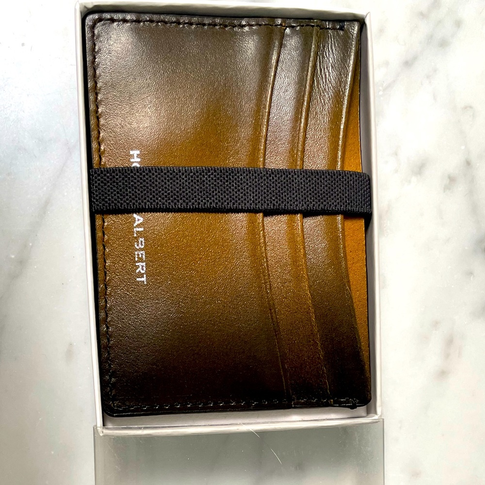 HOOK + ALBERT Smooth credit card holder in gradient brown to ochre.